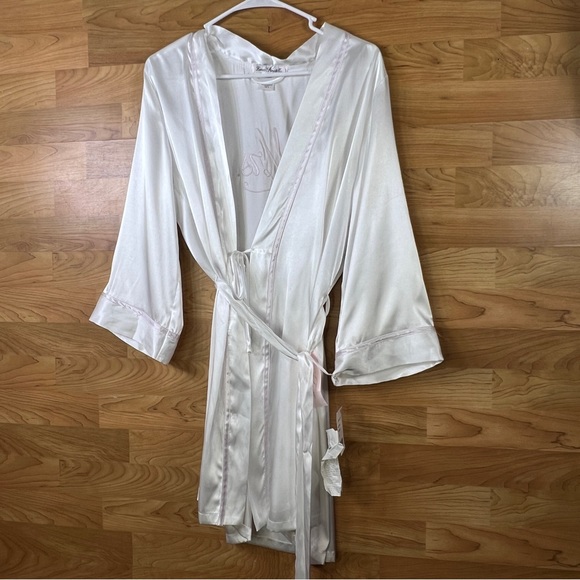 Linea Donatella Size Medium Mrs. Robe White w/Tie Belt - Picture 1 of 10
